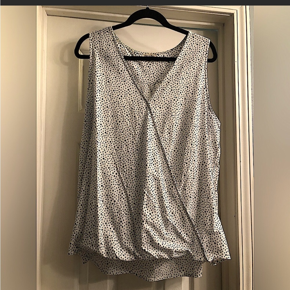 Beautiful boutique top that drapes just right to cover any problem areas